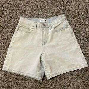 Super cute light wash jorts